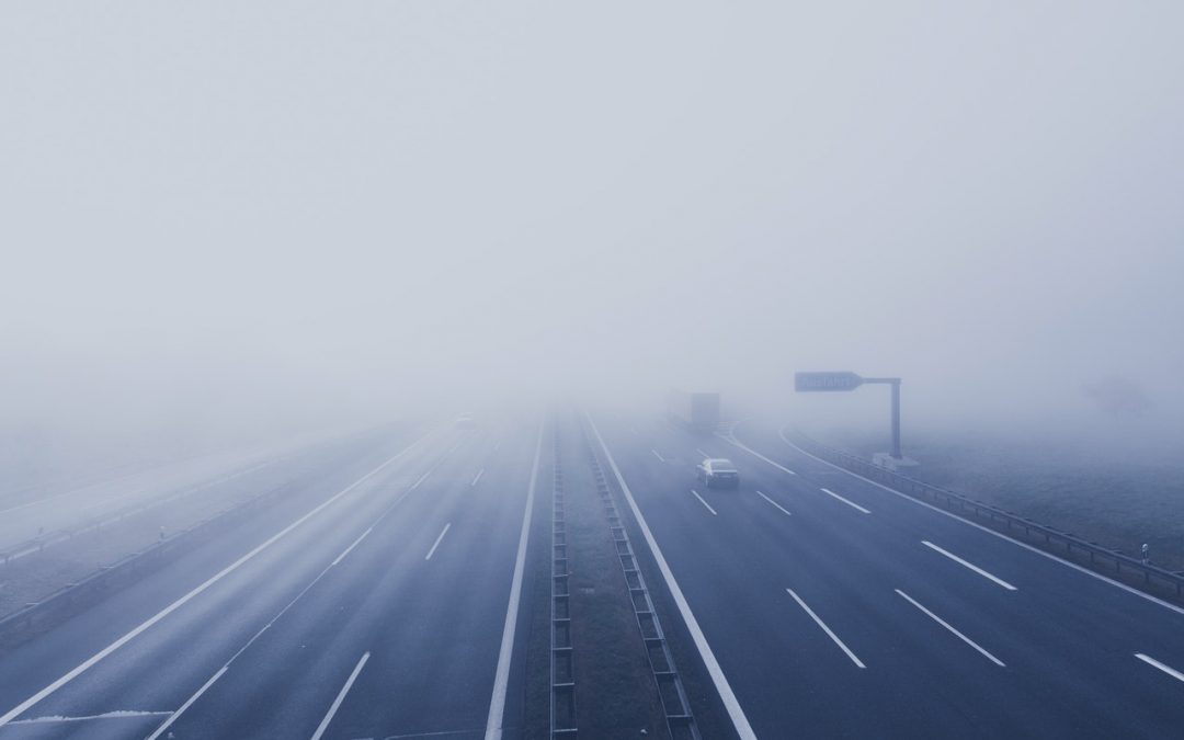 Conducir con niebla: consejos de seguridad que todo conductor debe conocer