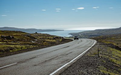 Aconseja sobre los riesgos de viajar en coche en verano